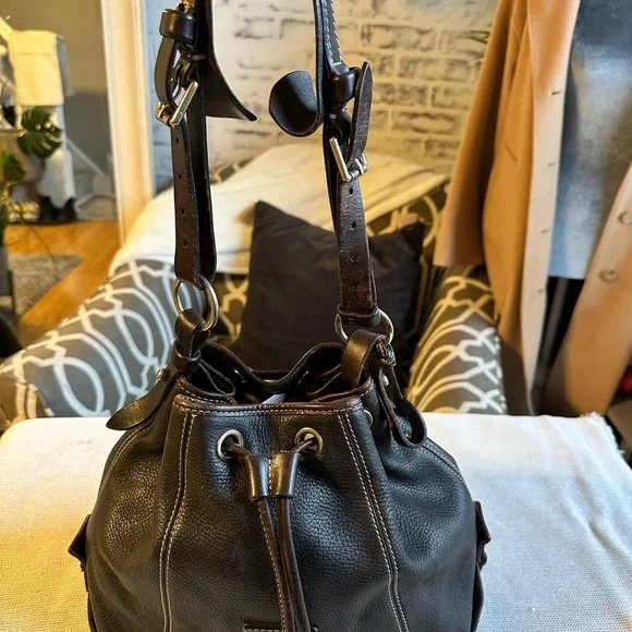 Dooney & Bourke leather brown bucket bag. Pre-loved - Picture 7 of 12